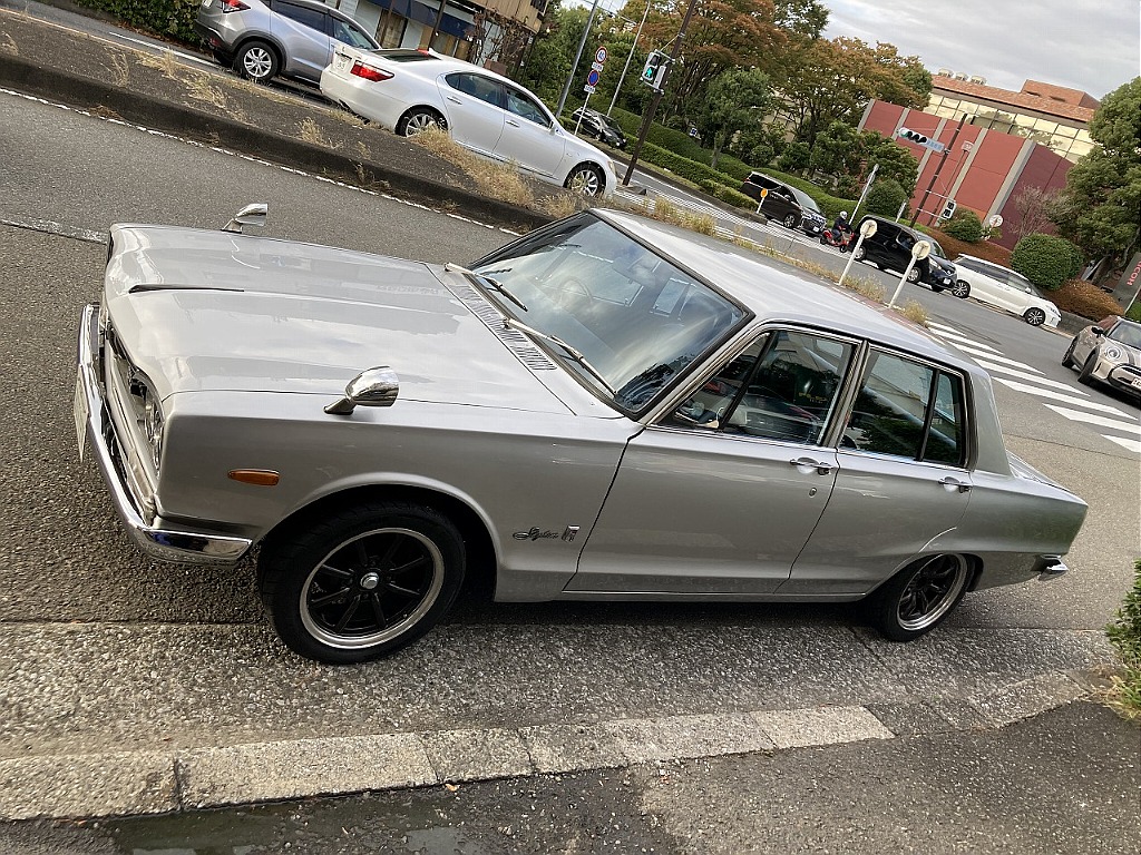 日産 スカイライン4ドア(9枚目)