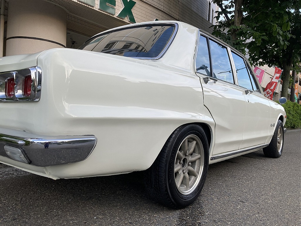 日産 スカイライン4ドア(4枚目)