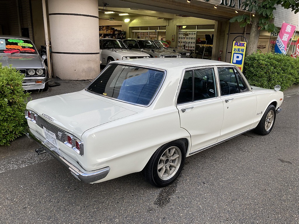 日産 スカイライン4ドア(5枚目)