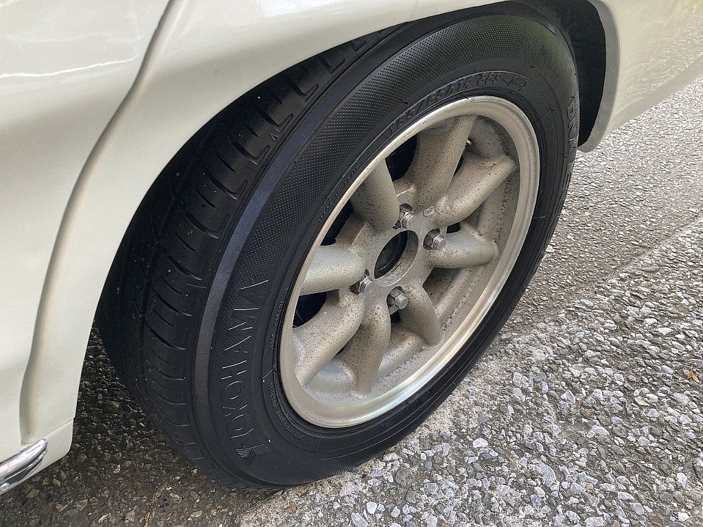 日産 スカイライン4ドア(8枚目)