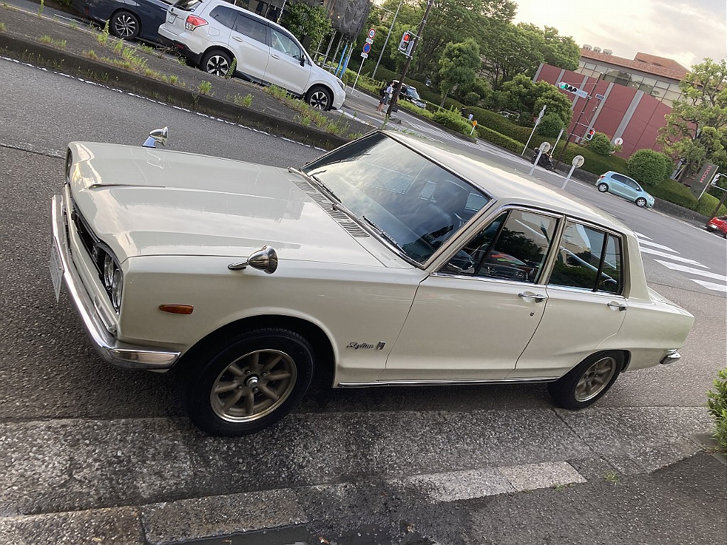 日産 スカイライン4ドア(9枚目)