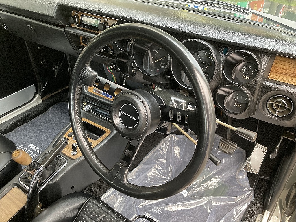 日産 スカイライン4ドア(13枚目)