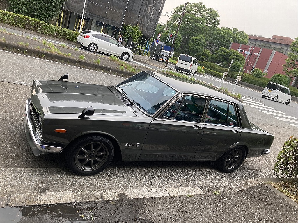 日産 スカイライン4ドア(9枚目)