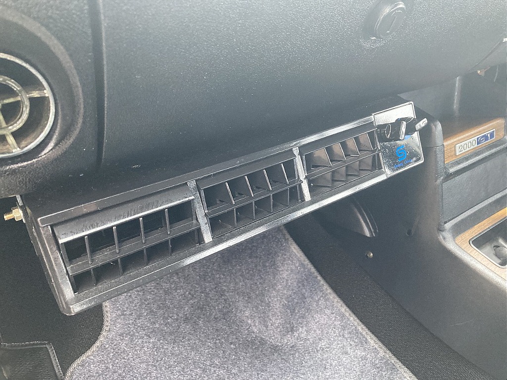 日産 スカイライン4ドア(19枚目)