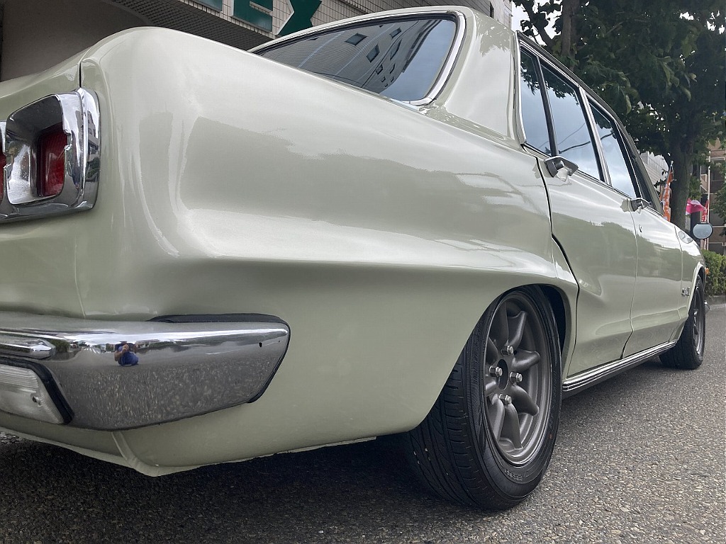 日産 スカイライン4ドア(4枚目)
