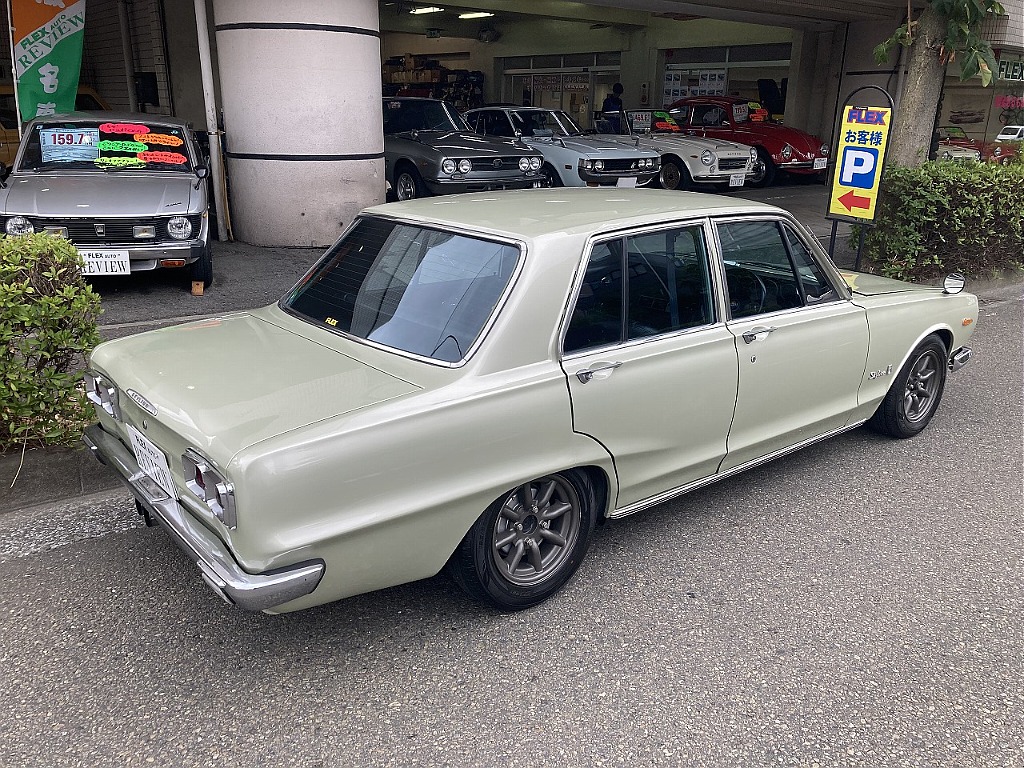 日産 スカイライン4ドア(5枚目)
