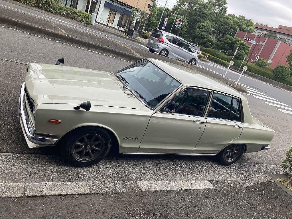 日産 スカイライン4ドア(9枚目)