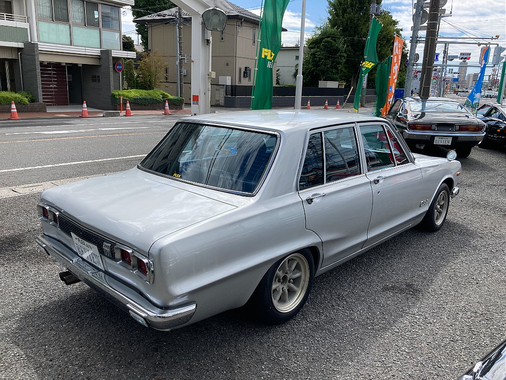 日産 スカイライン4ドア(2枚目)
