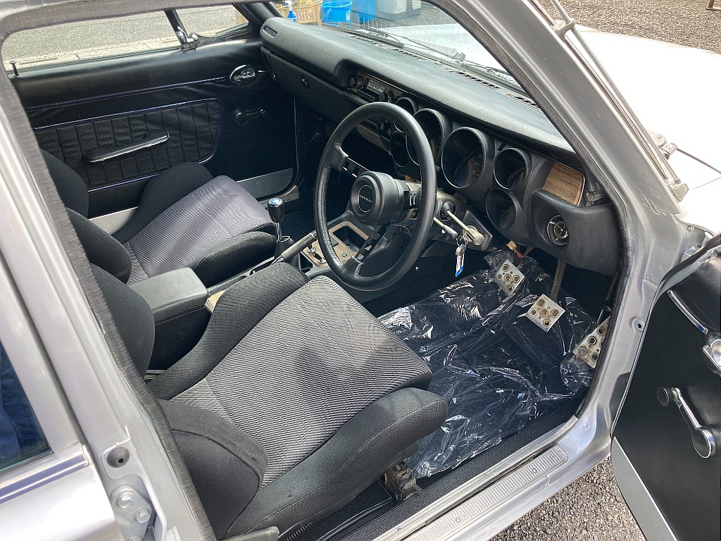 日産 スカイライン4ドア(3枚目)