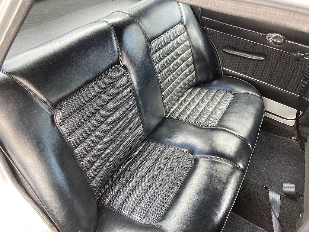 日産 スカイライン4ドア(6枚目)