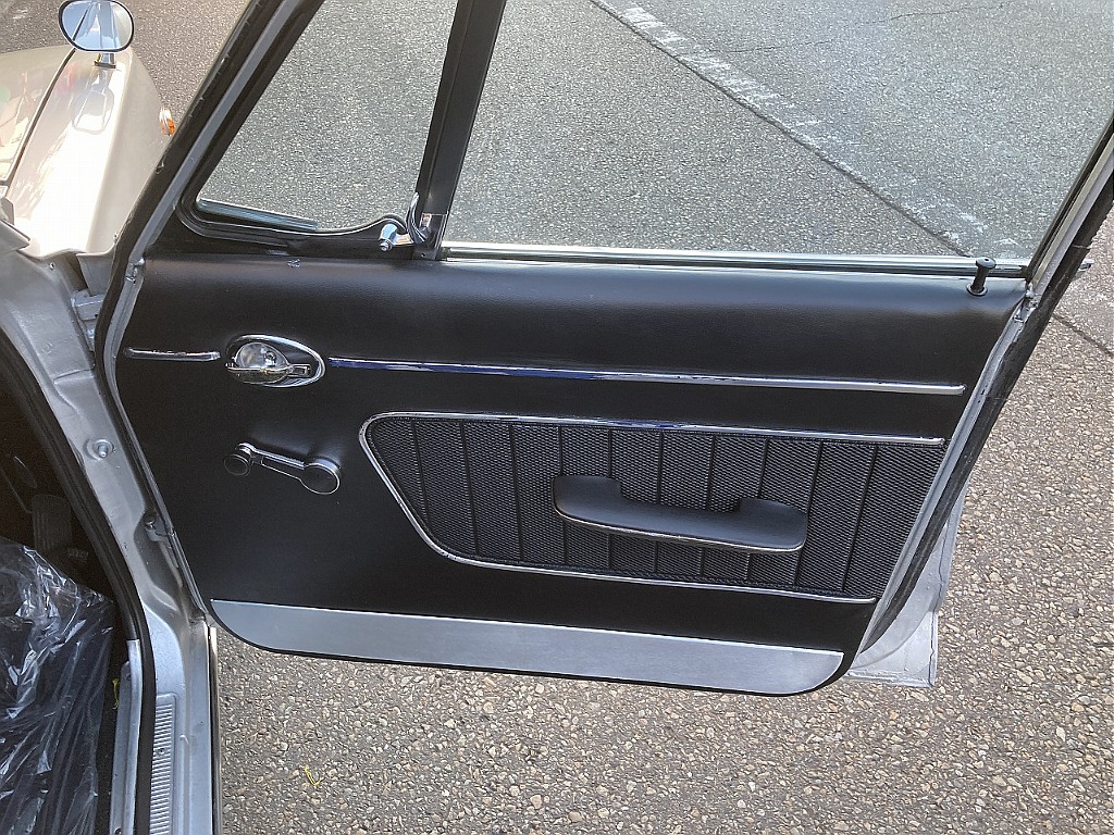 日産 スカイライン4ドア(12枚目)