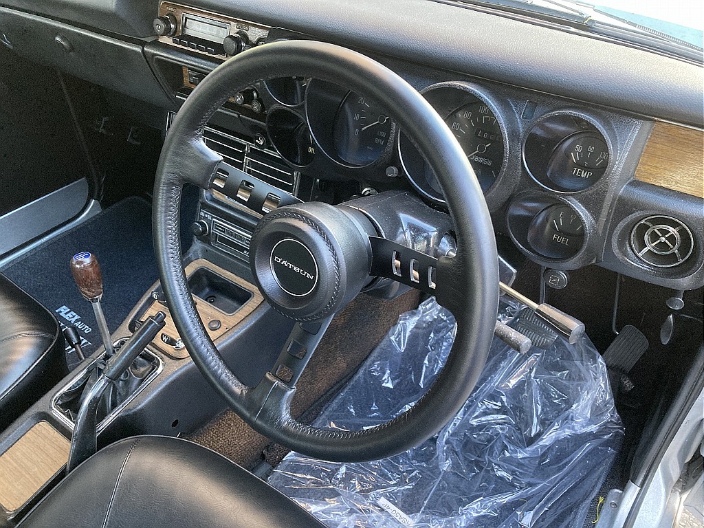 日産 スカイライン4ドア(13枚目)