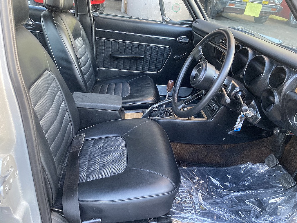 日産 スカイライン4ドア(14枚目)