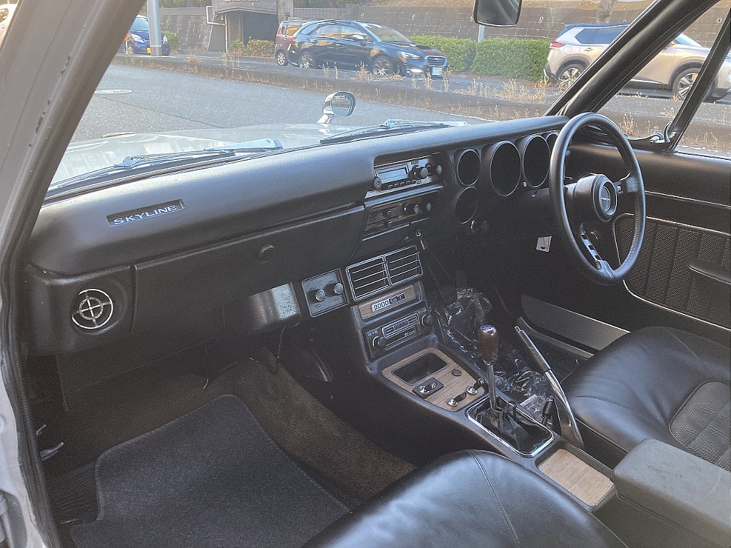 日産 スカイライン4ドア(17枚目)