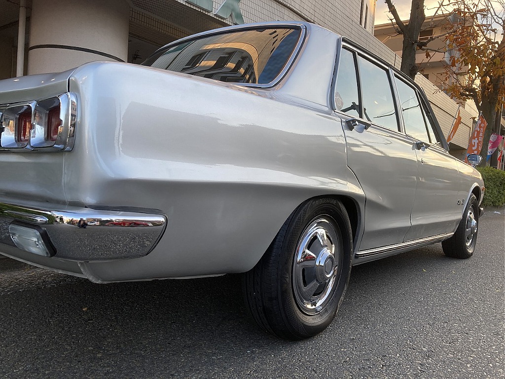 日産 スカイライン4ドア(4枚目)