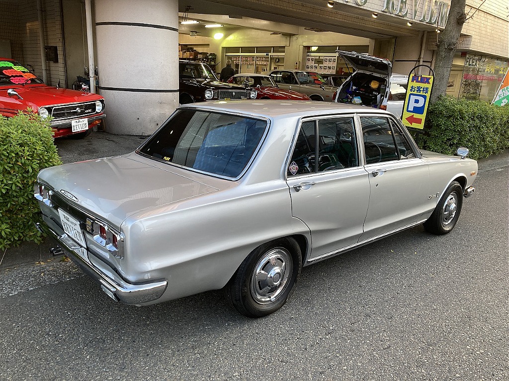 日産 スカイライン4ドア(5枚目)