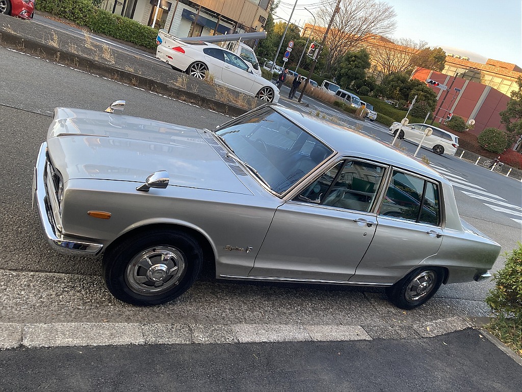 日産 スカイライン4ドア(9枚目)