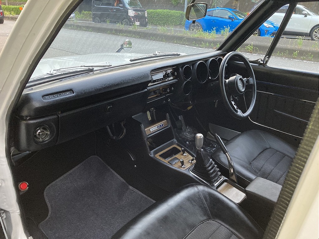 日産 スカイライン4ドア(16枚目)