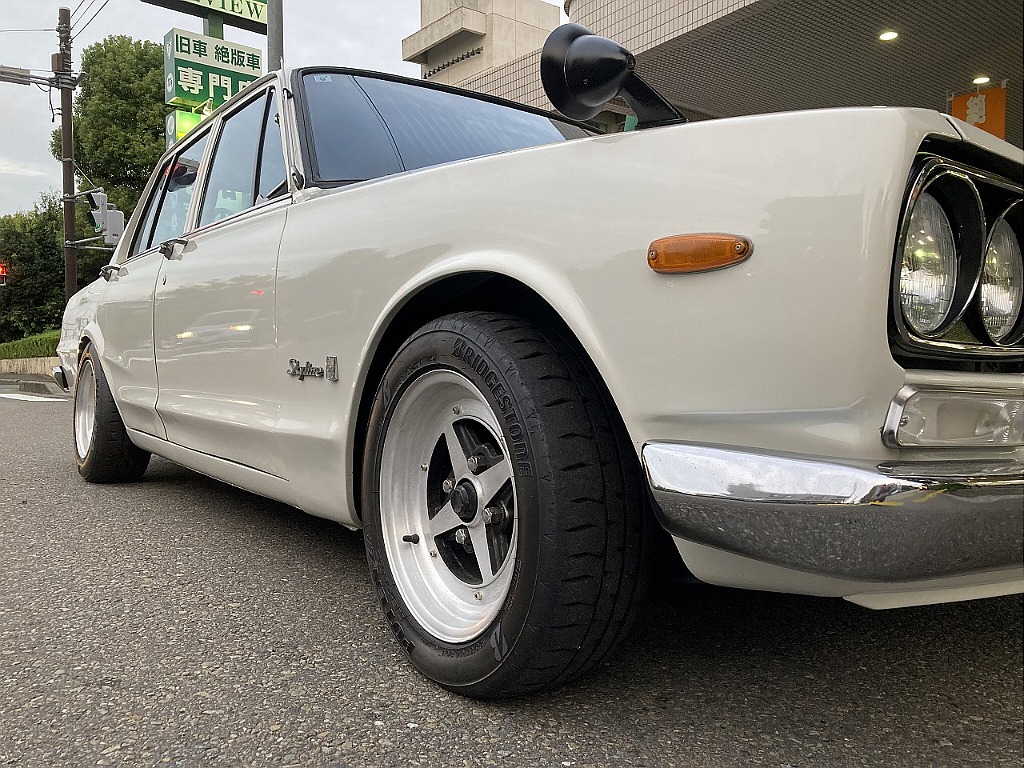 日産 スカイライン4ドア(3枚目)