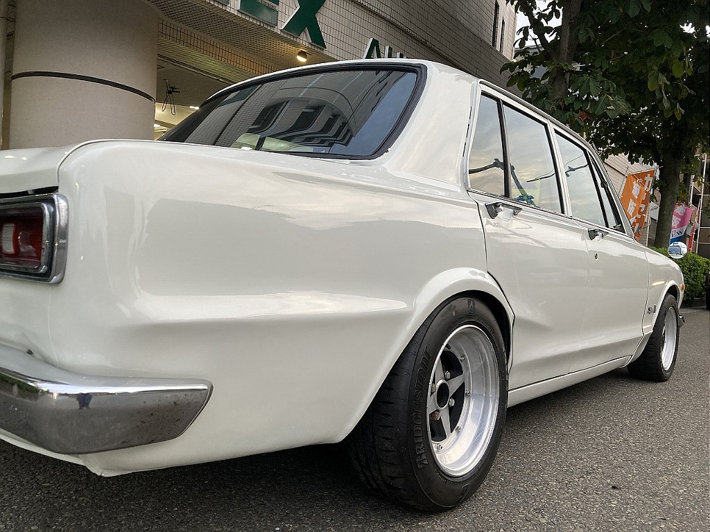 日産 スカイライン4ドア(4枚目)