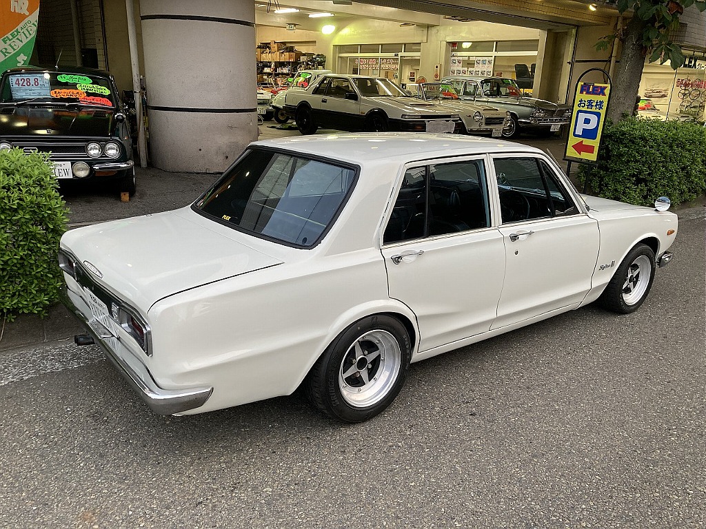 日産 スカイライン4ドア(5枚目)