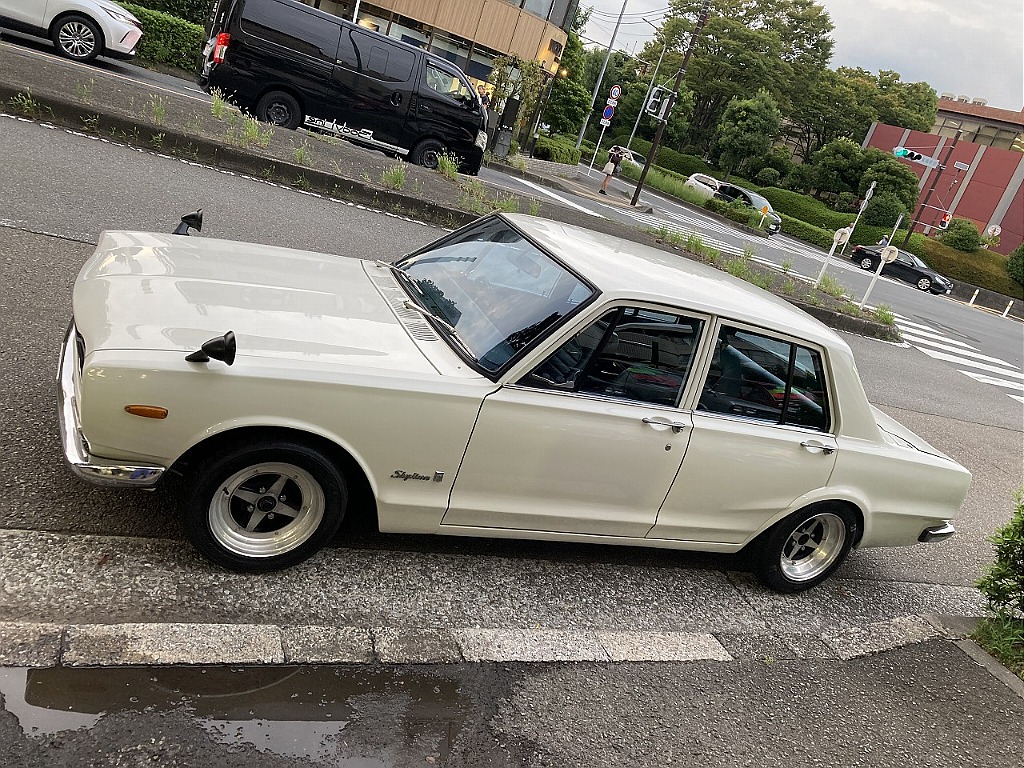 日産 スカイライン4ドア(9枚目)