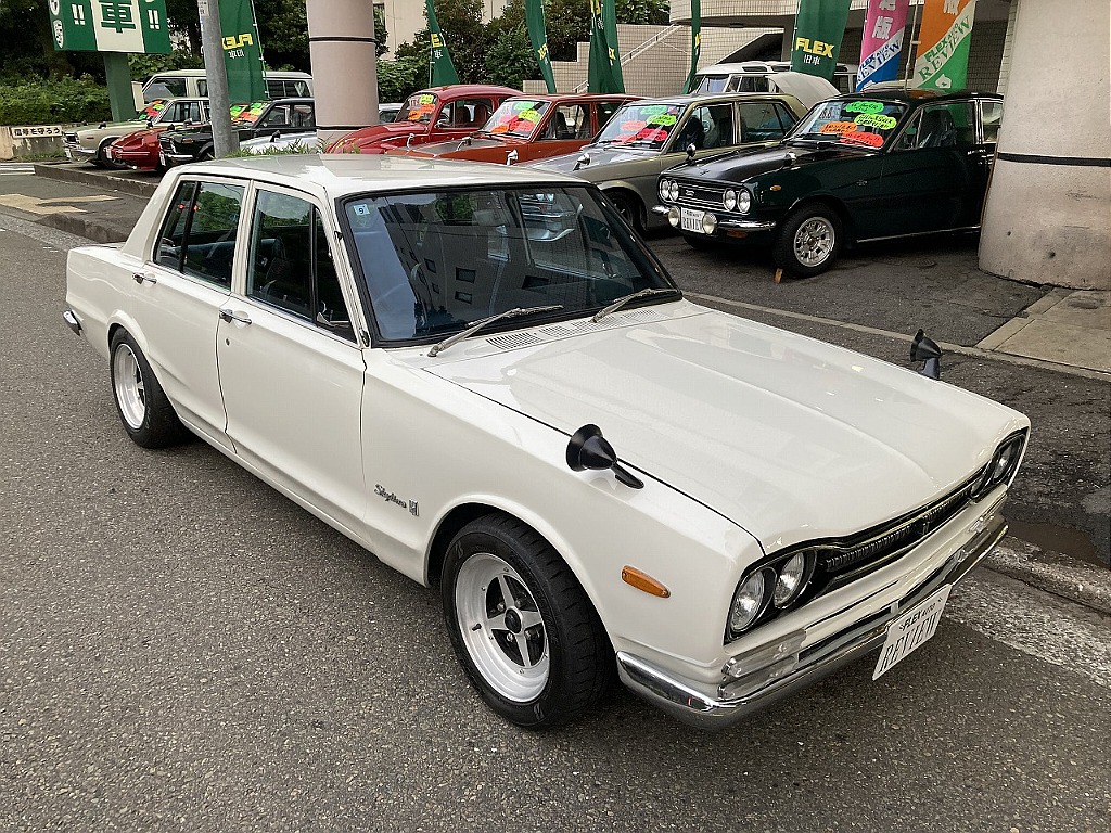 日産 スカイライン4ドア(1枚目)