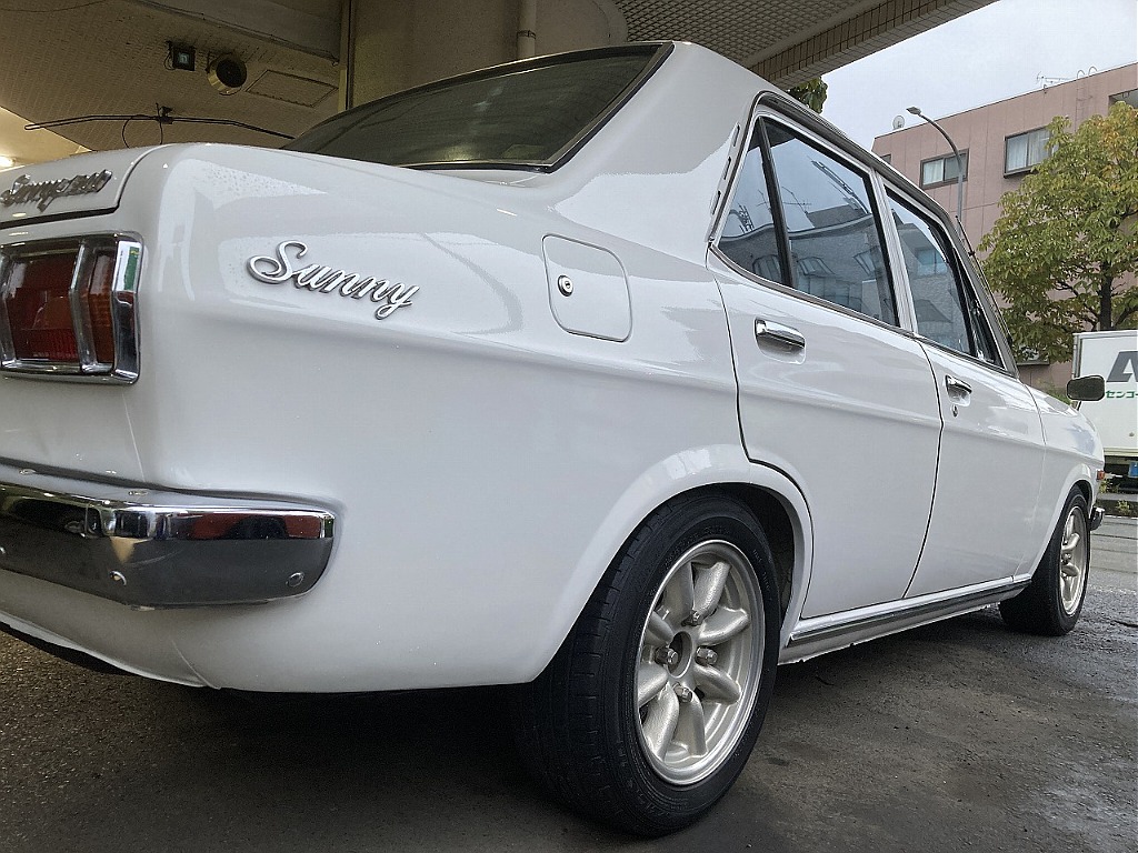 日産 サニー4ドアセダン(4枚目)