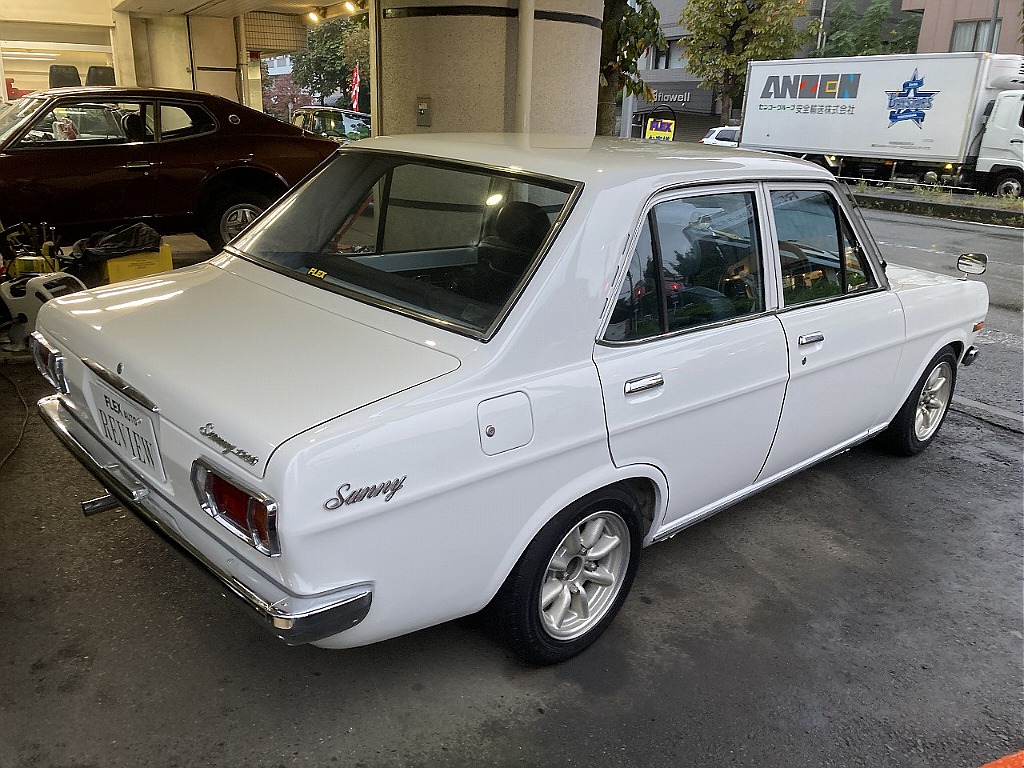 日産 サニー4ドアセダン(5枚目)