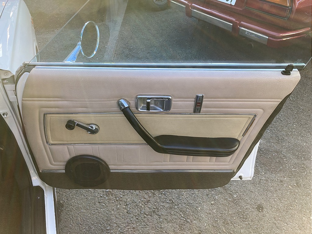 日産 グロリア4ドアHT(12枚目)