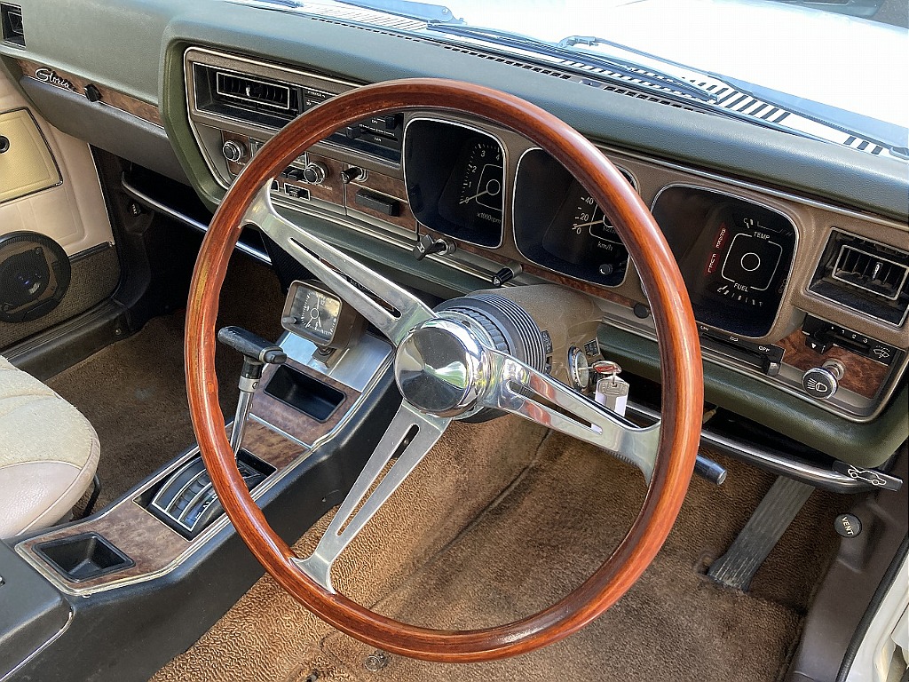 日産 グロリア4ドアHT(13枚目)