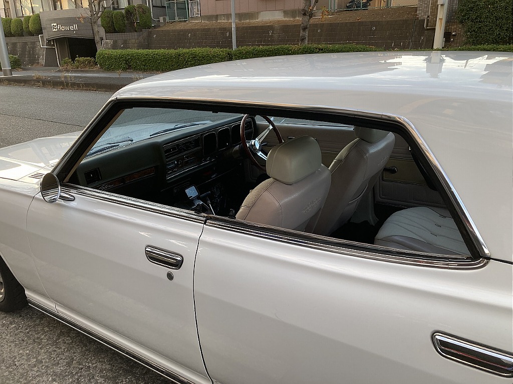 日産 グロリア4ドアHT(19枚目)