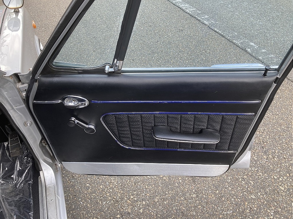 日産 スカイライン4ドア(12枚目)