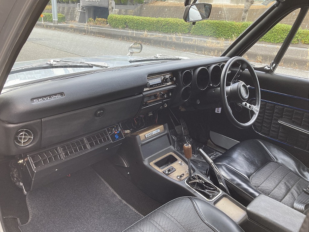 日産 スカイライン4ドア(17枚目)