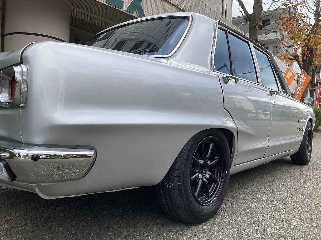 日産 スカイライン4ドア(4枚目)