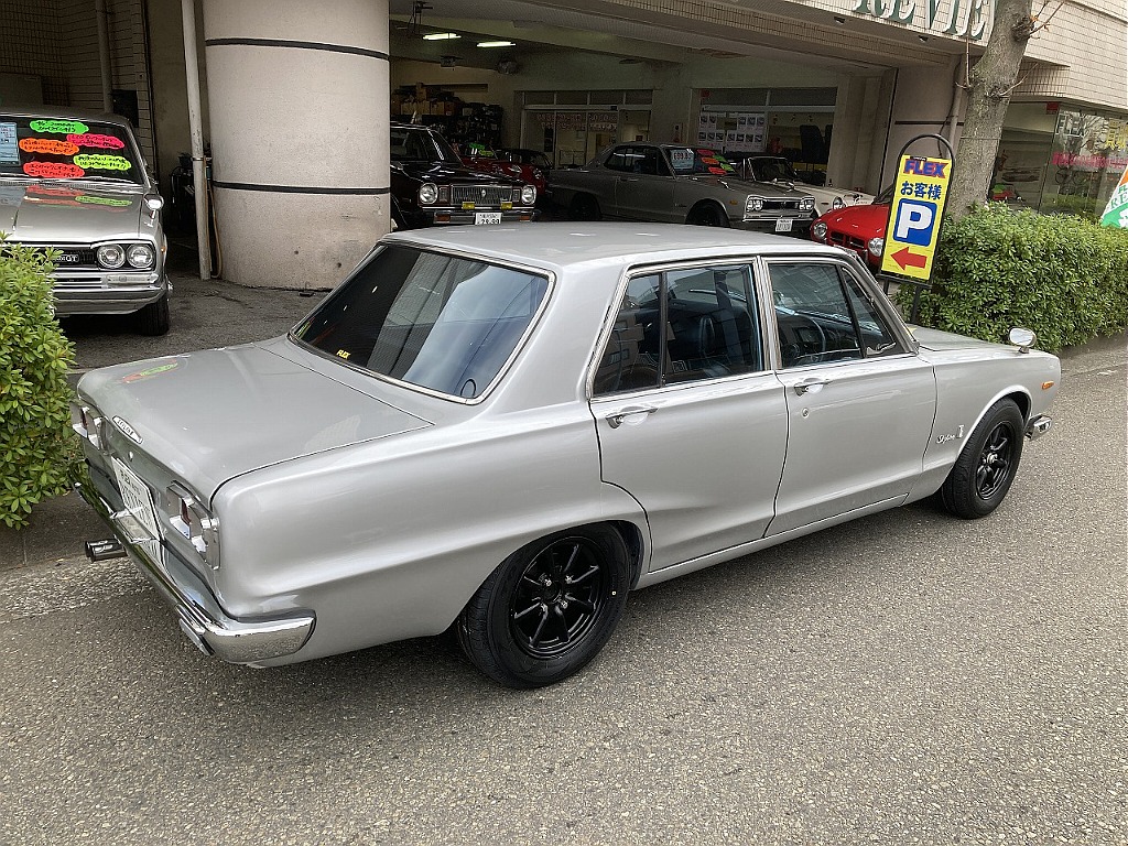 日産 スカイライン4ドア(5枚目)