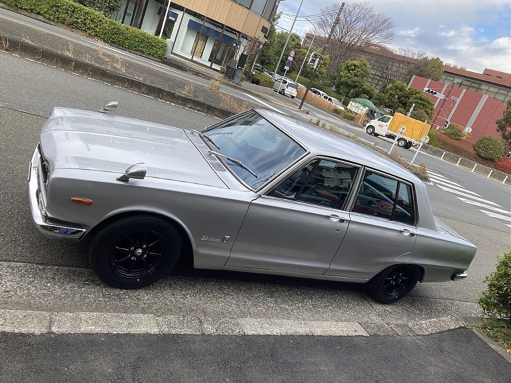 日産 スカイライン4ドア(9枚目)
