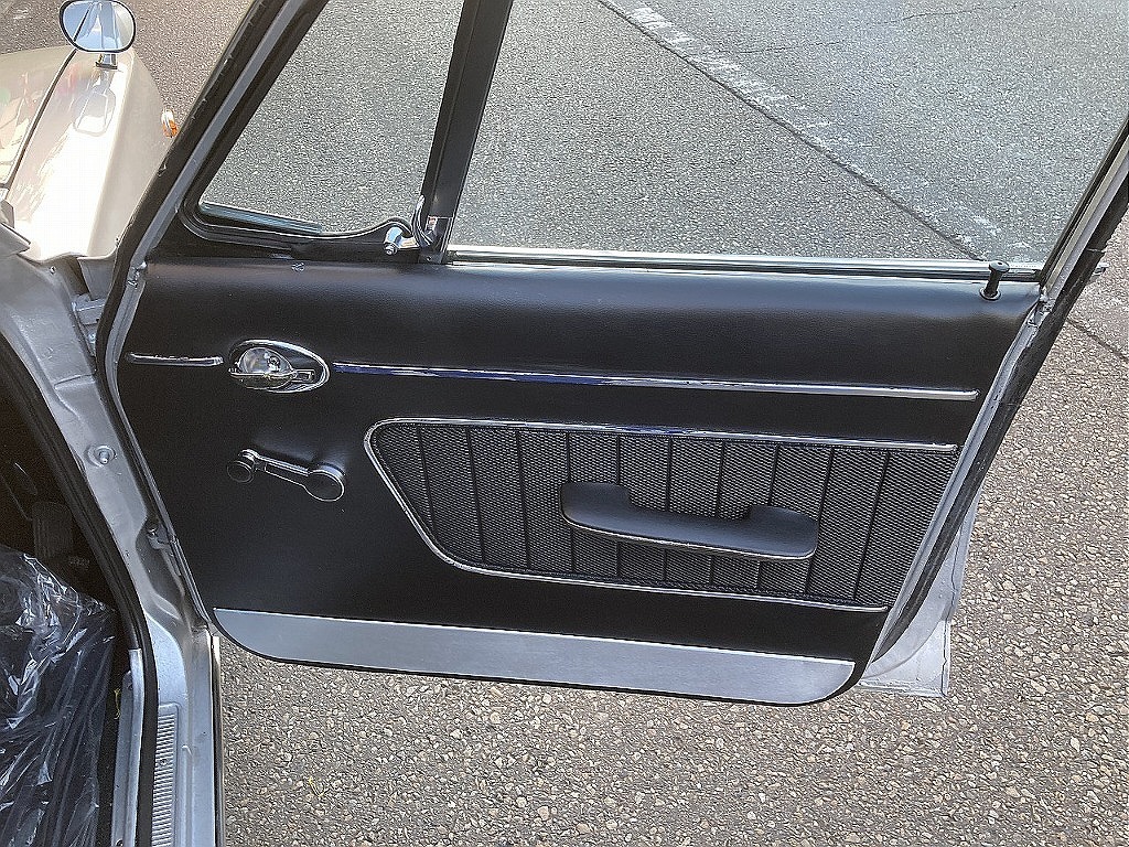 日産 スカイライン4ドア(12枚目)