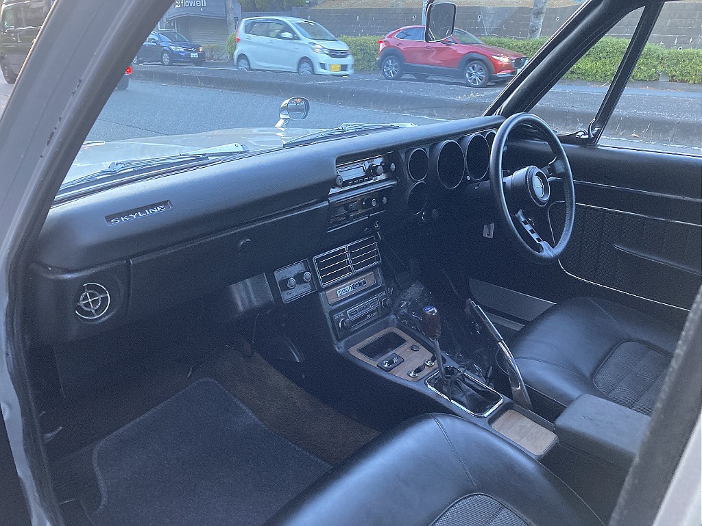 日産 スカイライン4ドア(17枚目)