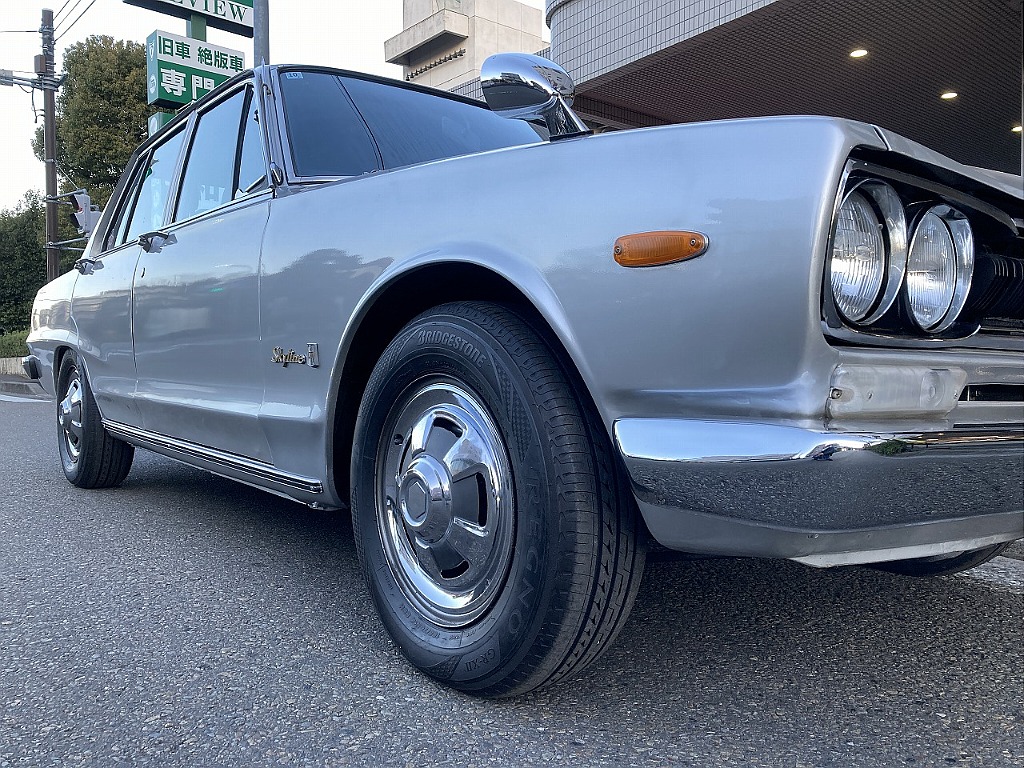 日産 スカイライン4ドア(3枚目)
