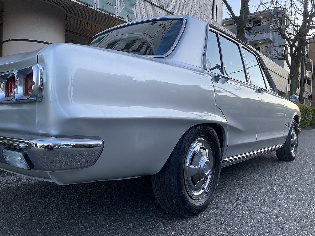 日産 スカイライン4ドア(4枚目)