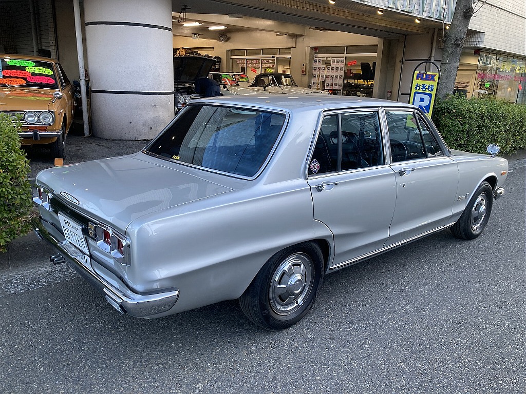 日産 スカイライン4ドア(5枚目)