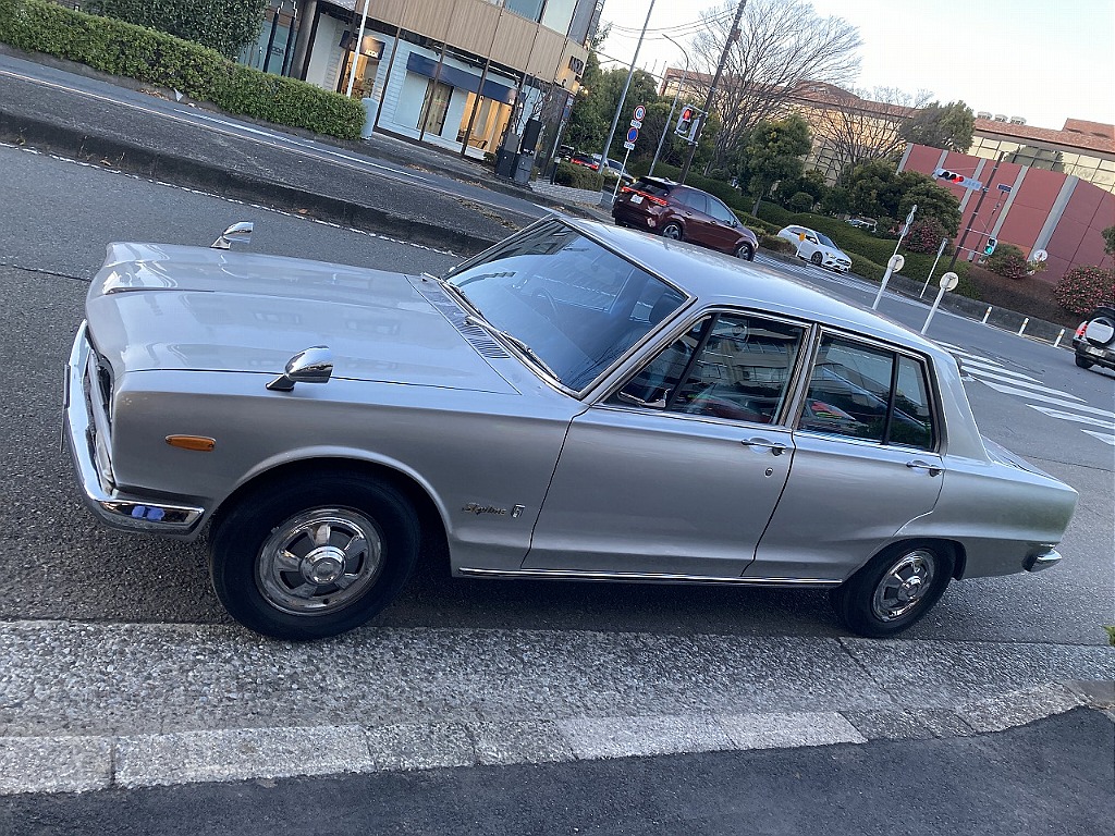 日産 スカイライン4ドア(9枚目)