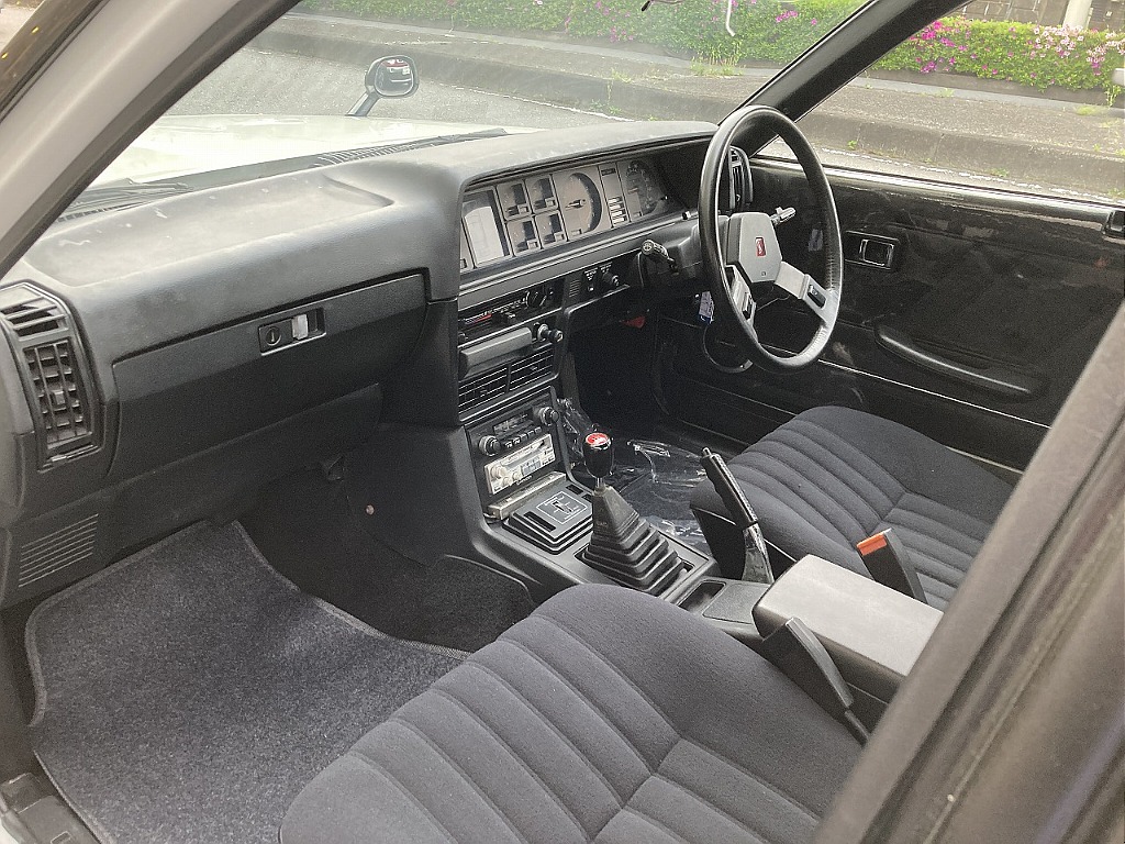 日産 スカイライン4ドア(16枚目)