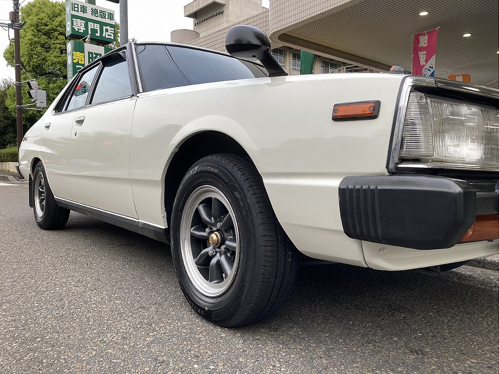 日産 スカイライン4ドア(3枚目)