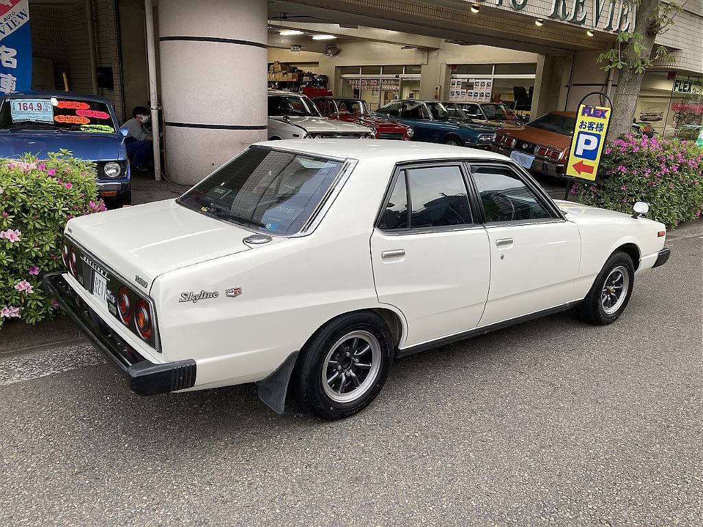 日産 スカイライン4ドア(5枚目)