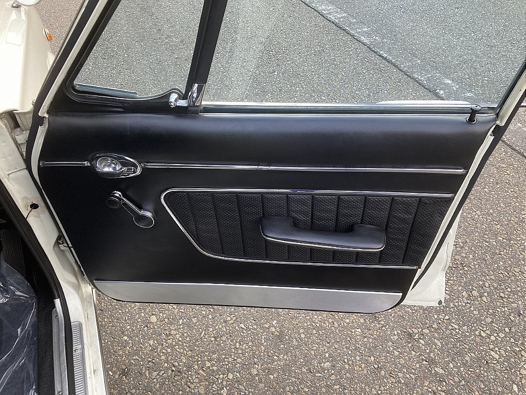 日産 スカイライン4ドア(12枚目)