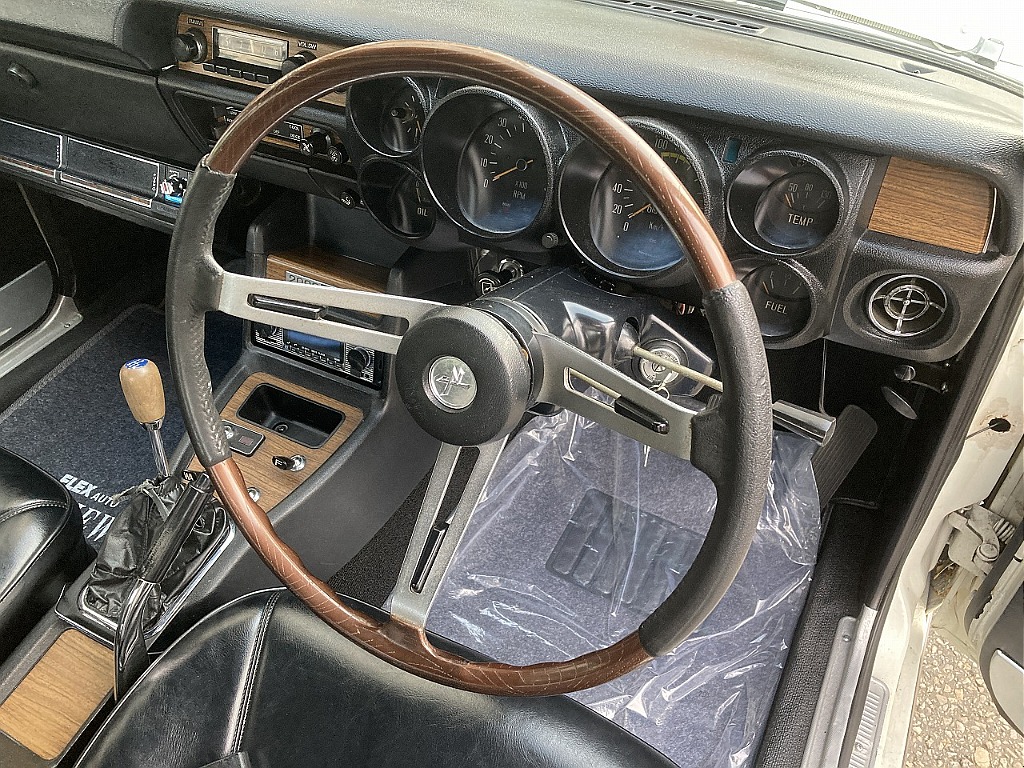 日産 スカイライン4ドア(13枚目)