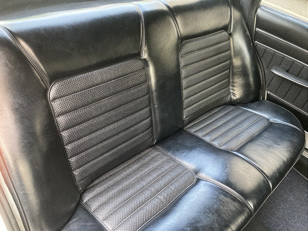 日産 スカイライン4ドア(15枚目)