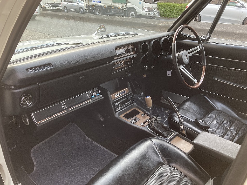 日産 スカイライン4ドア(17枚目)
